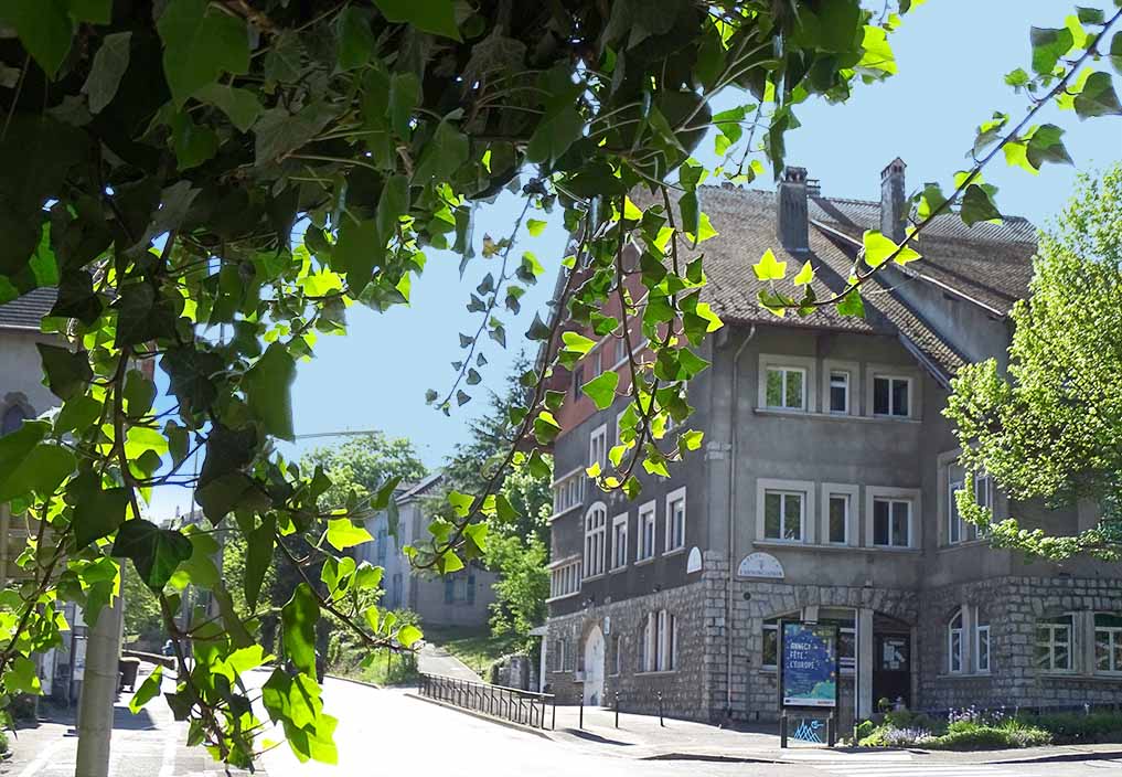 ecole de l'annonciation vue depuis la rue à Cran-Gévrier