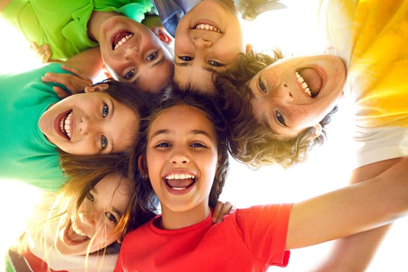 écoliers souriants en ronde