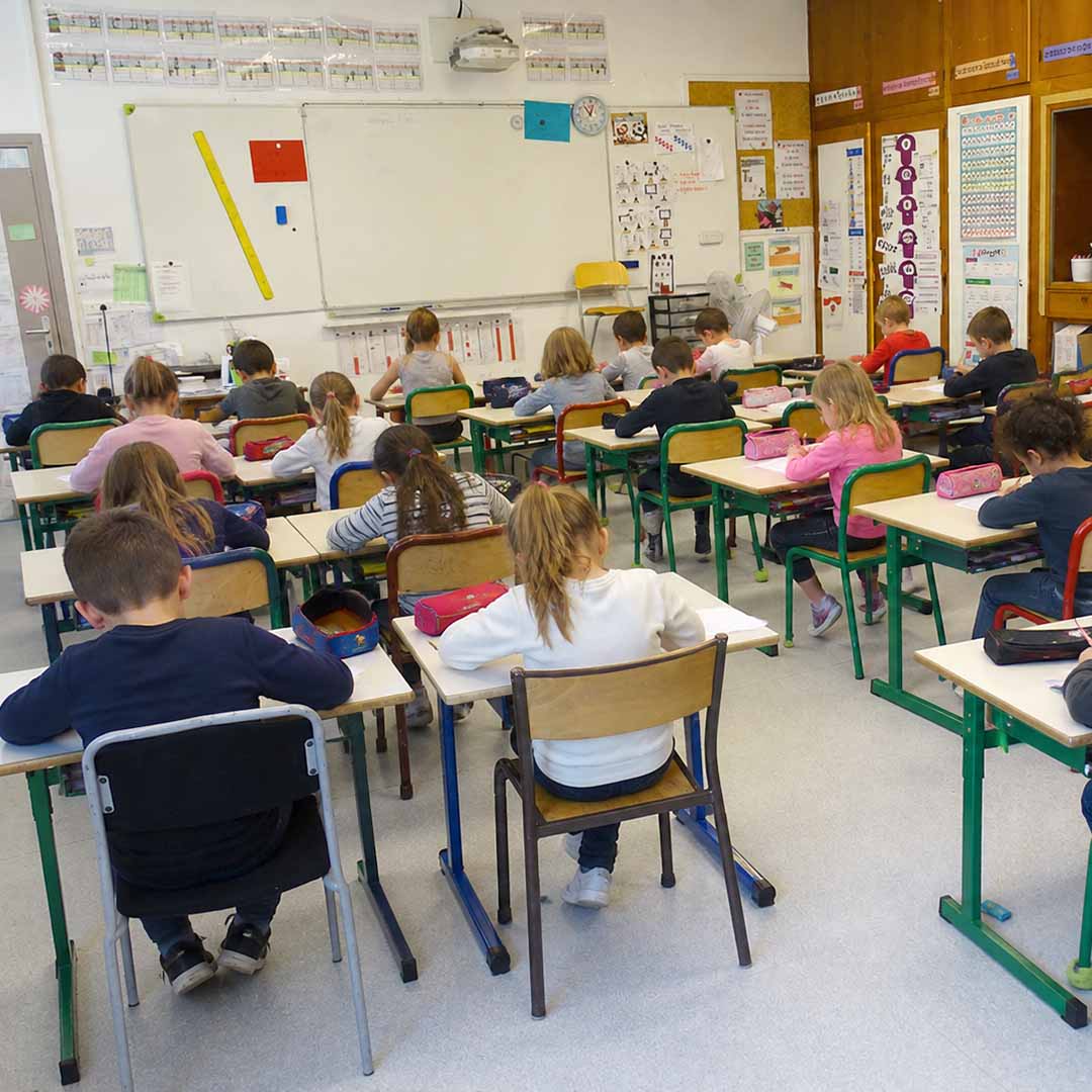 élève de cp en train de travailler dans leur classe