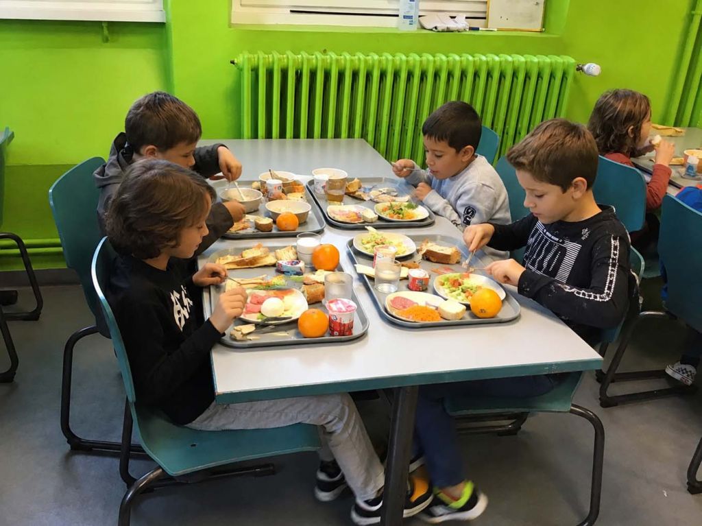 enfants en train de manger à la cantine de l'école de l'annonciation