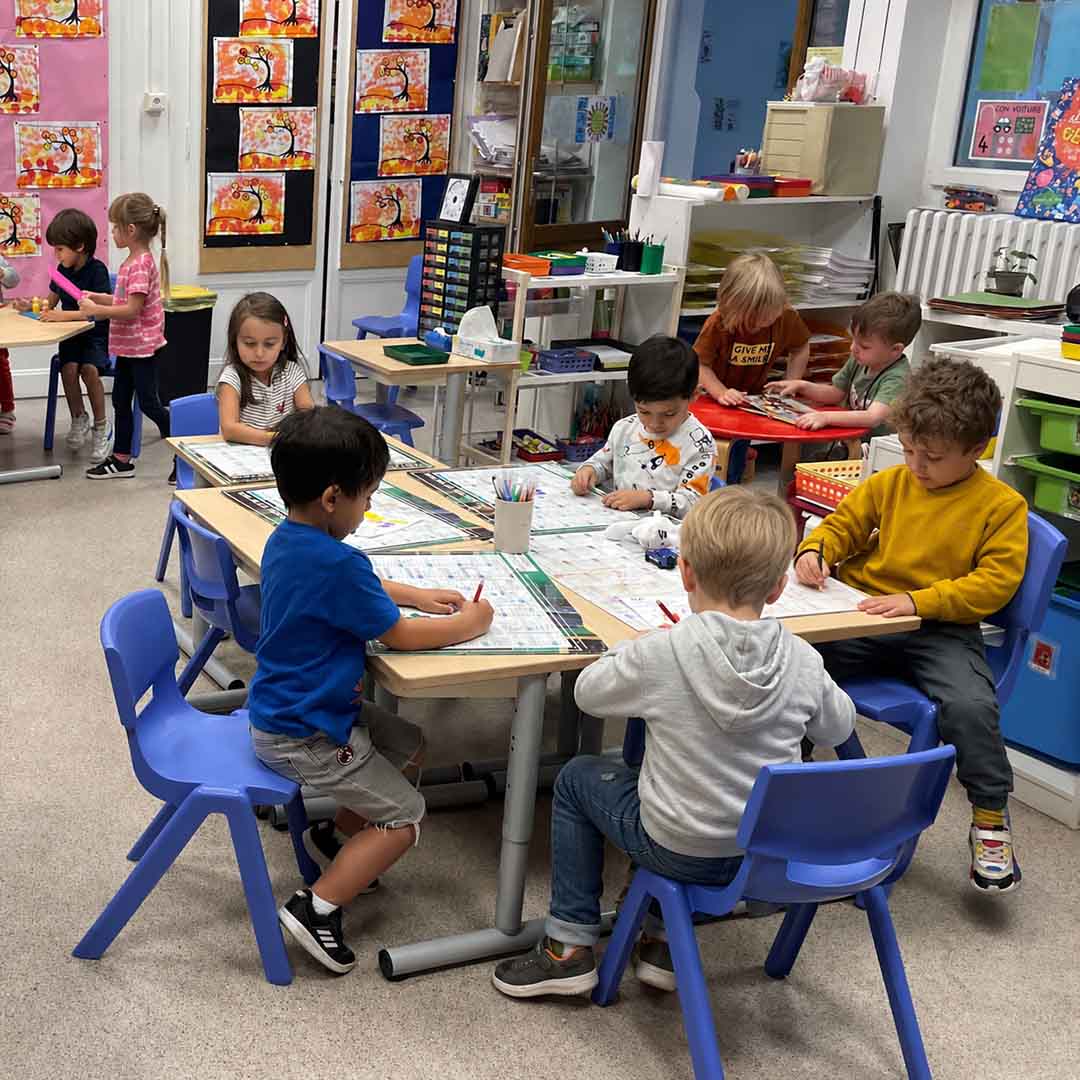 classe de maternelle moyenne section enfant qui travaille en groupe